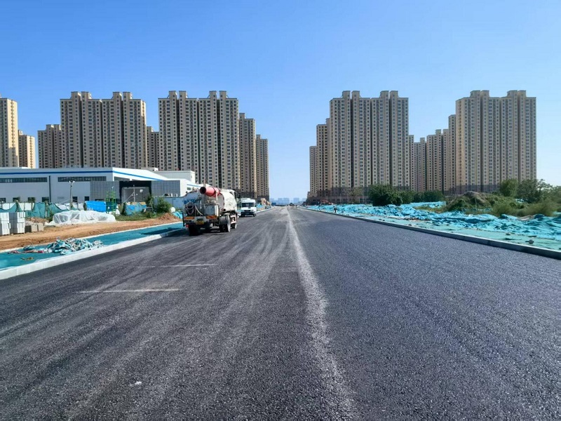 咸陽市裝備制造產業園天惠路(興業西路—城市運動公園)瀝青下面層順利貫通